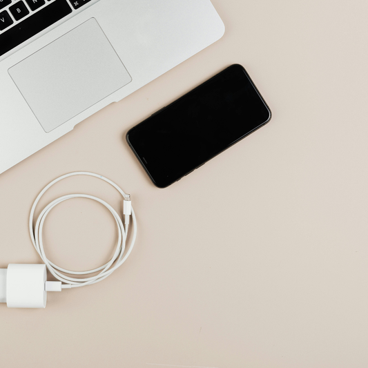 Polnilni kabel za telefon ob pametnem telefonu in prenosniku – kakovostna izbira za hitro in varno polnjenje, Infostyle