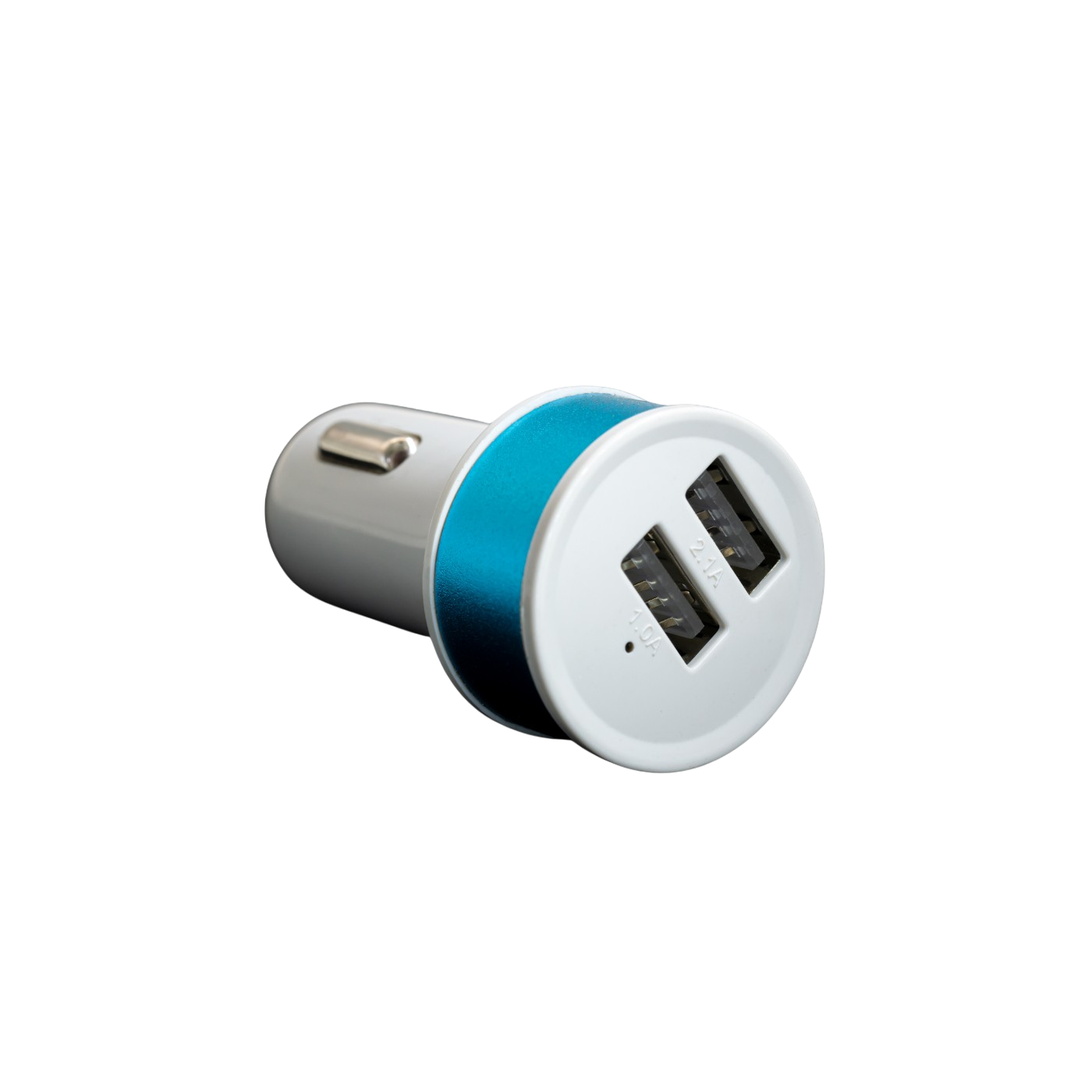 Kompakten bel avtopolnilec z dvema USB vhodoma in modrim kovinskim obročem, primeren za hitro polnjenje pametnih telefonov v avtomobilu.