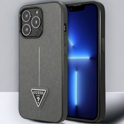 Ovitek Guess "Saffiano Triangle Logo" za iPhone 13/13 Pro - srebrna (GUHCP13LPSATLG) – Srebrna / PC + TPU silikon + Ekol