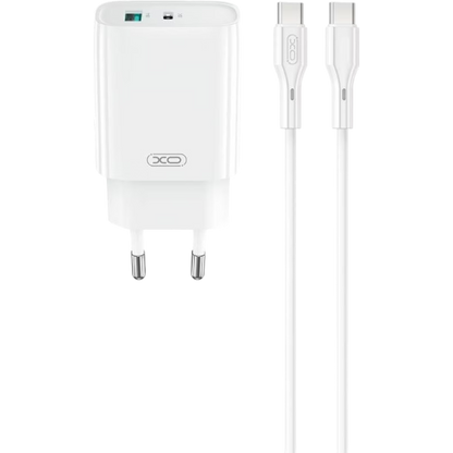XO CE29 PD 20W stenski polnilnik z USB‑C in USB izhodi ter priloženim USB‑C v USB‑C kablom v beli barvi