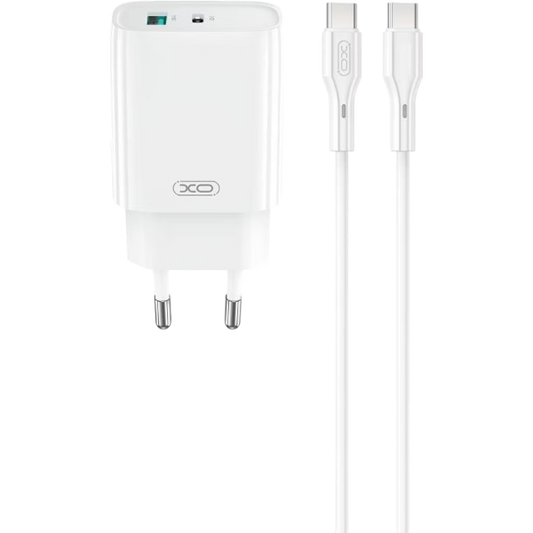 XO CE29 PD 20W stenski polnilnik z USB‑C in USB izhodi ter priloženim USB‑C v USB‑C kablom v beli barvi