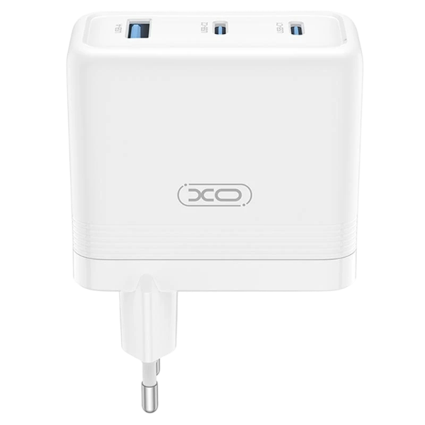 XO CE35 100W PD stenski polnilnik z 2x USB‑C in 1x USB‑A v beli barvi